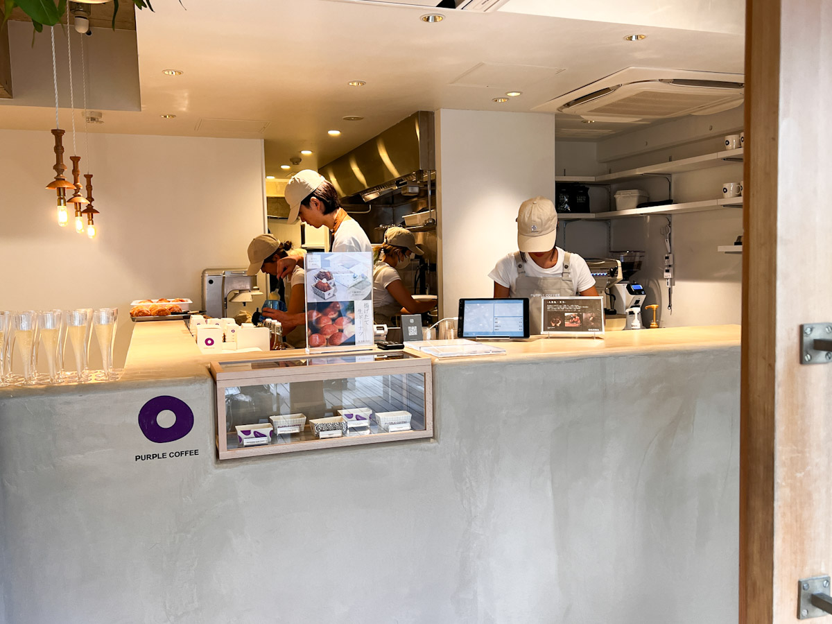 「PURPLE COFFEE」の店内