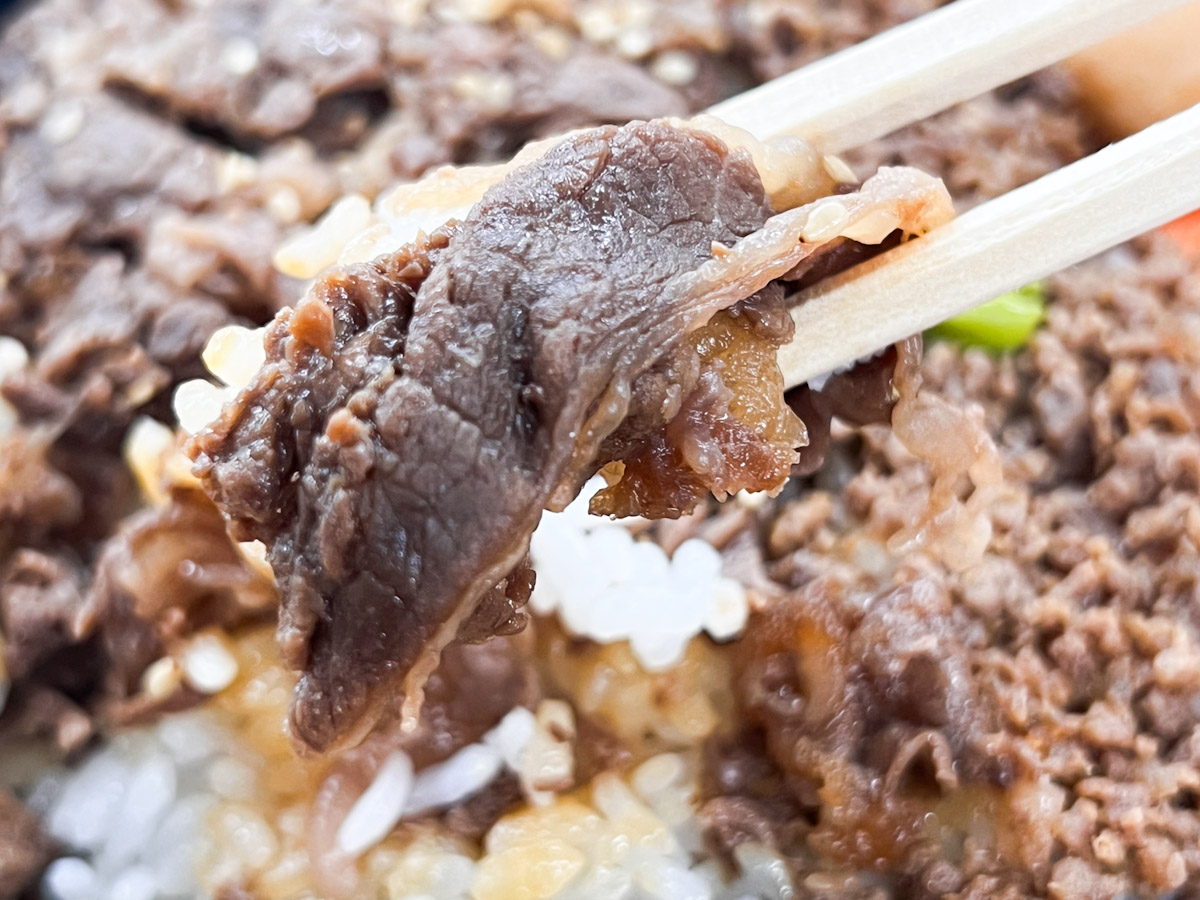 箸で持った「牛肉どまんなか」の牛肉