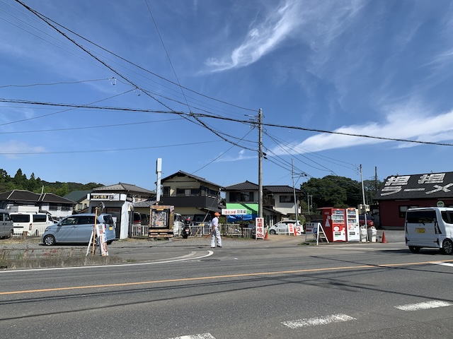 県道15号と駐車場