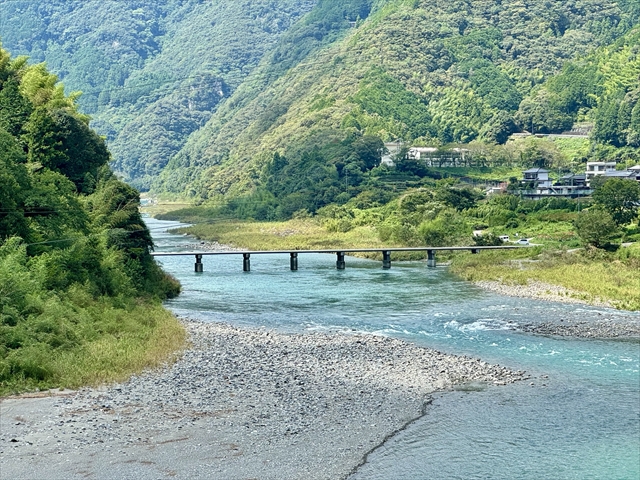 山に囲まれた浅尾沈下橋