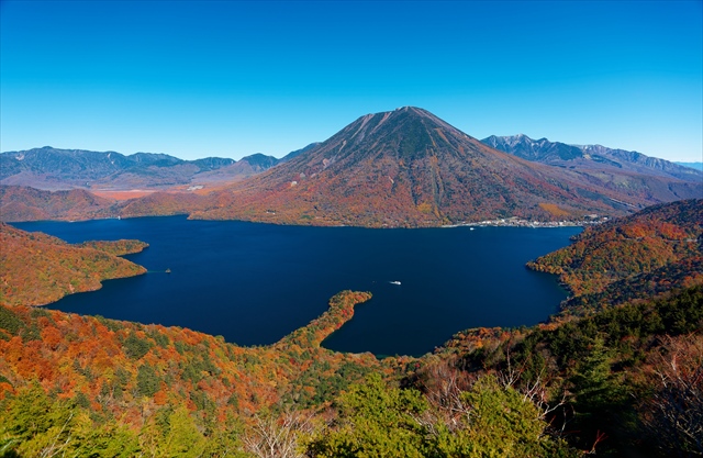 男体山と中禅寺湖