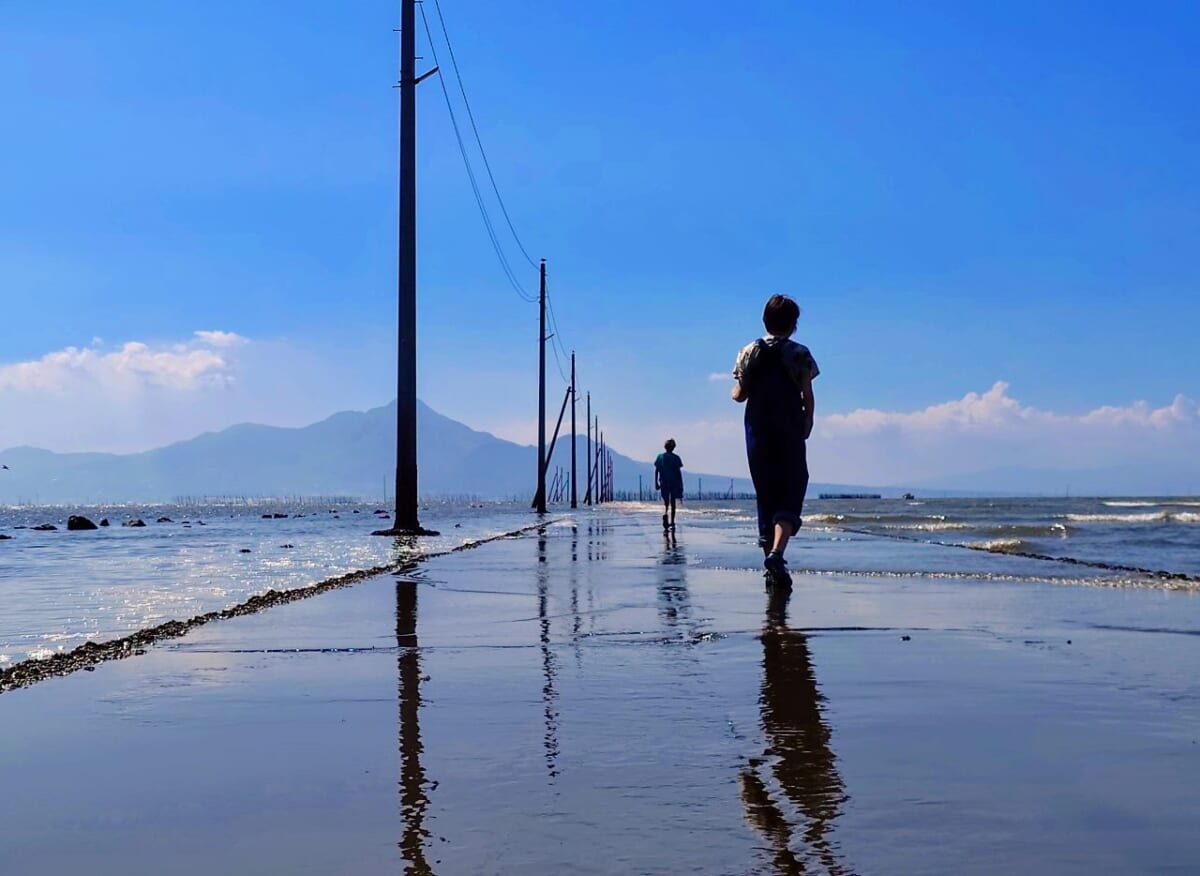 歩ける海の絶景「長部田海床路」のおすすめの訪問時間は？魅力やアクセスのほか変わり種スイーツも紹介｜熊本・宇土市