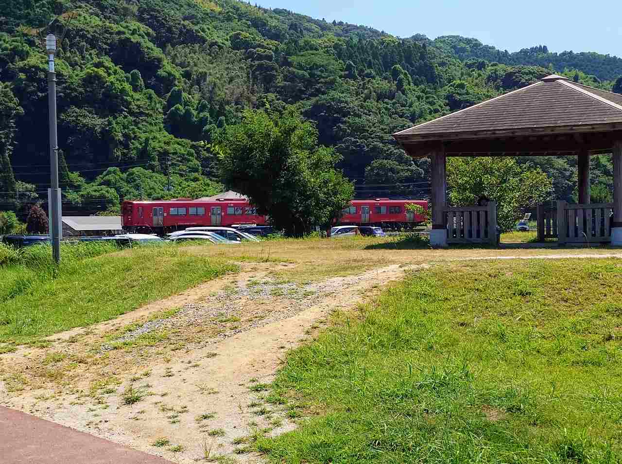 熊本県宇土市・住吉海岸公園「長部田海床路」から見える三角線を走るワンマン電車