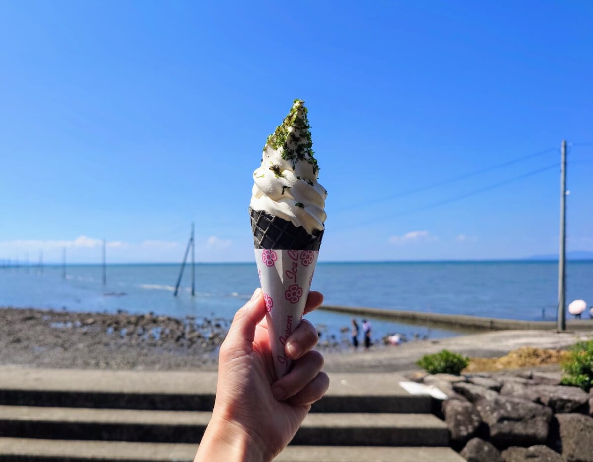 熊本県宇土市・住吉海岸公園「長部田海床路」OKAGESAMA MOBA（海苔トッピングのソフトクリーム）