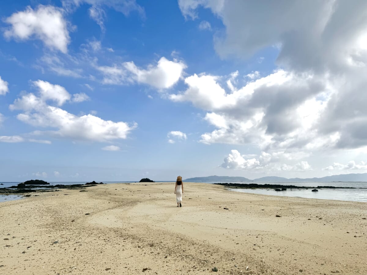 石垣島の無人島「浜島」を歩く女性