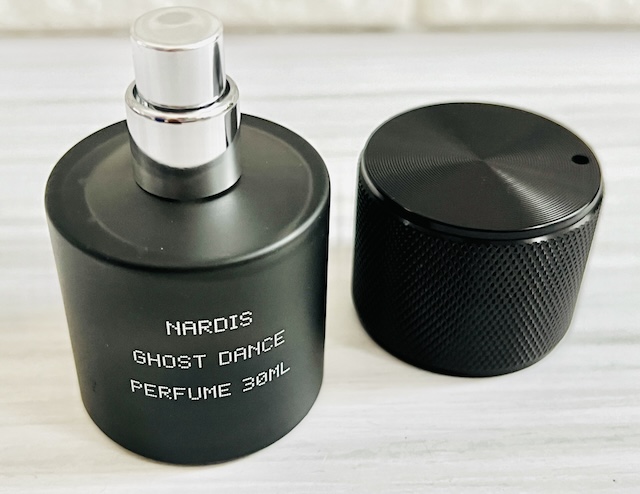 Nardis GHOST DANCE Perfume 重厚感のあるキャップ