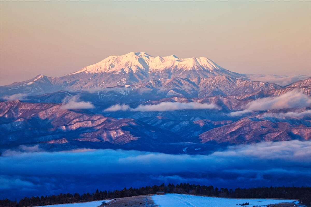 【古くから山岳信仰が盛んだった「御嶽山」】絶景スポットや御嶽古道、滝の氷柱など見どころ5選