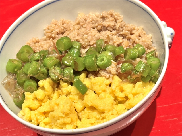 鶏そぼろ三色丼