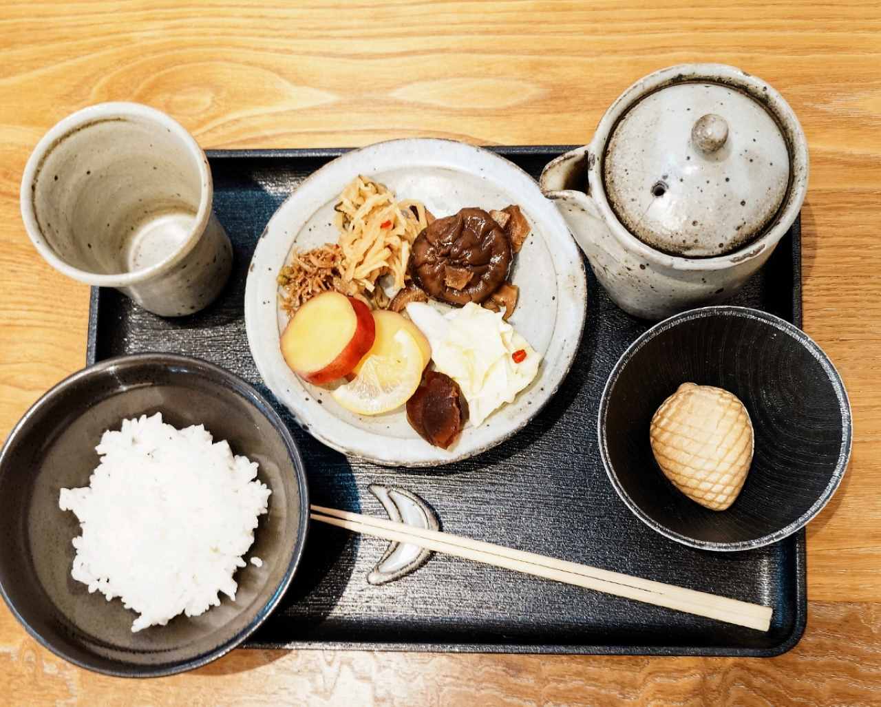 奈良県奈良市・「茶粥茶論 月日星」お漬物とご飯