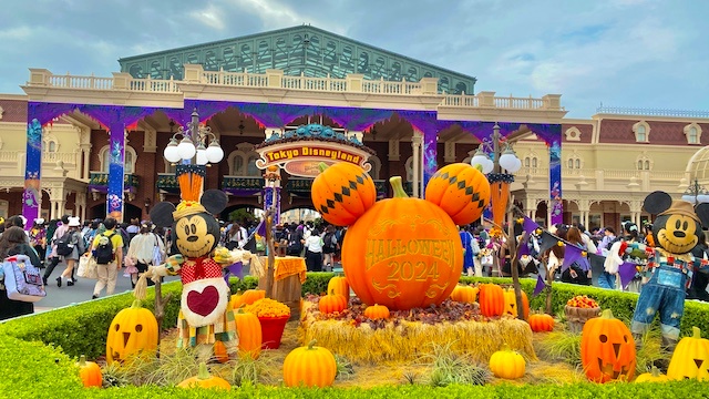 東京ディズニーランド　ハロウィーン　2024　フォトスポット　エントランス　カボチャの花壇