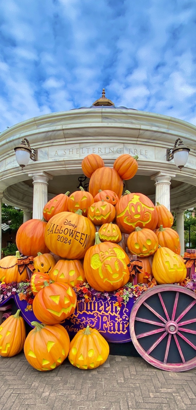 東京ディズニーシー　ハロウィーン　2024　フォトスポット ハロウィーンフェア・イン・ ニューヨーク カボチャの山2