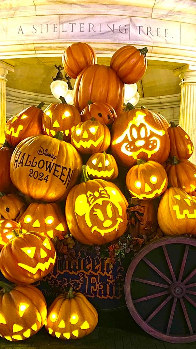 東京ディズニーシー　ハロウィーン　2024　フォトスポット　夜　カボチャの山