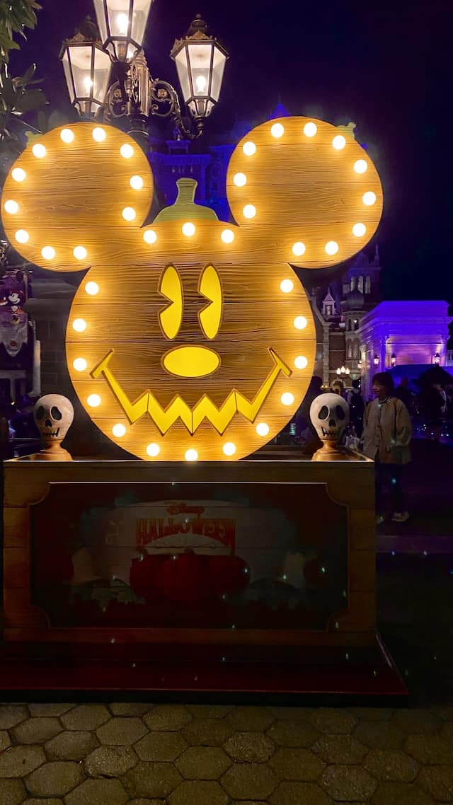 東京ディズニーシー　ハロウィーン　2024　フォトスポット　夜　ハロウィーンフェア・イン・ ニューヨーク