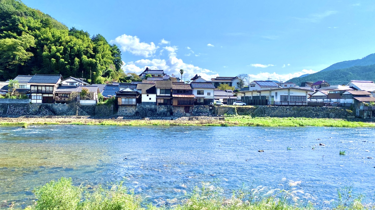 勝山町並み保存地区　川　対岸からのぞむ