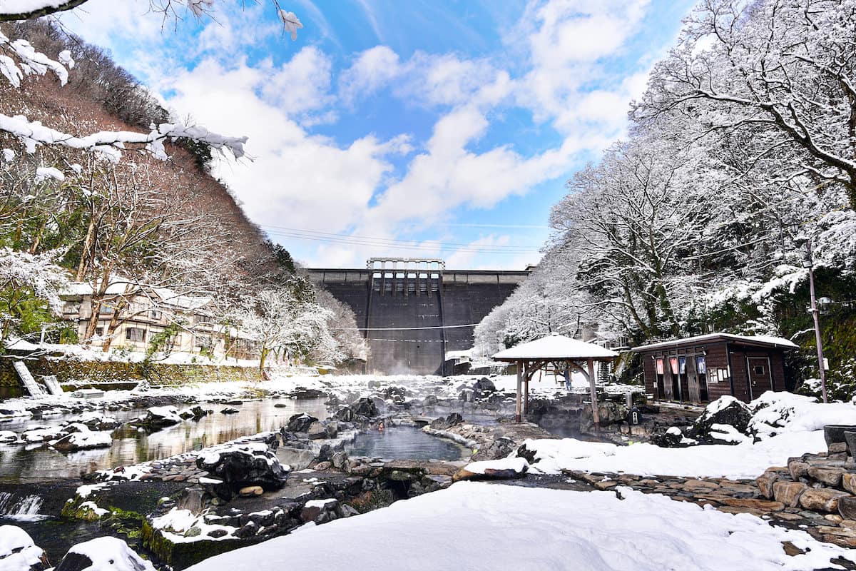 岡山県　湯原温泉　砂湯　混浴 露天風呂　24時間無料　公衆浴場　冬　雪景色