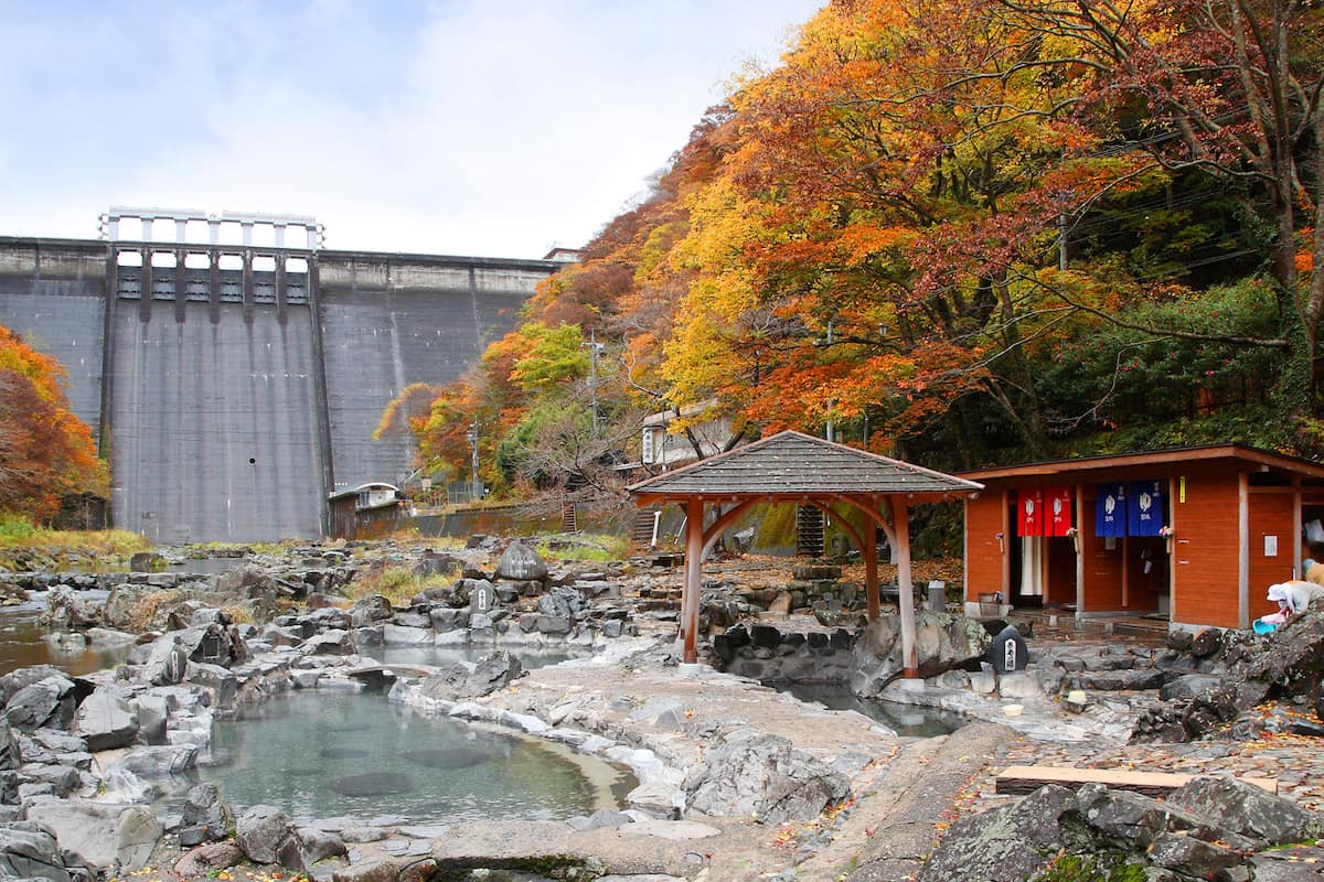 岡山県　湯原温泉　砂湯　混浴 露天風呂　24時間無料　公衆浴場 秋