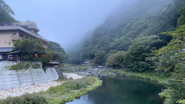 "岡山県　湯原温泉　砂湯　混浴 露天風呂　24時間無料　公衆浴場　早朝　霧