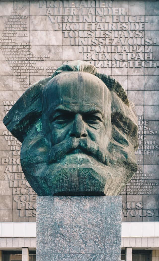 ドイツ　ケムニッツ　巨大なマルクスの頭部像　カール・マルクス・シティの名残  Karl-Marx-Monument ©︎ Ernesto Uhlmann