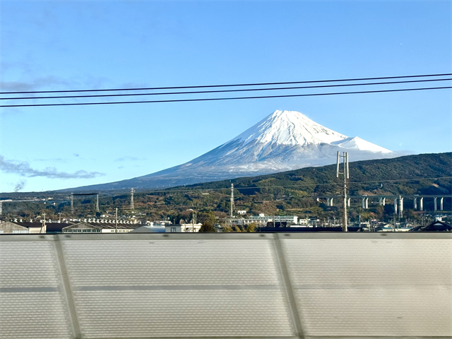 新幹線から富士山　電線が写り込み