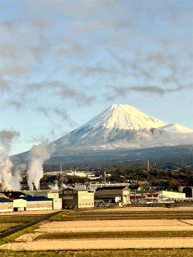 新幹線から富士山　三島の工場群