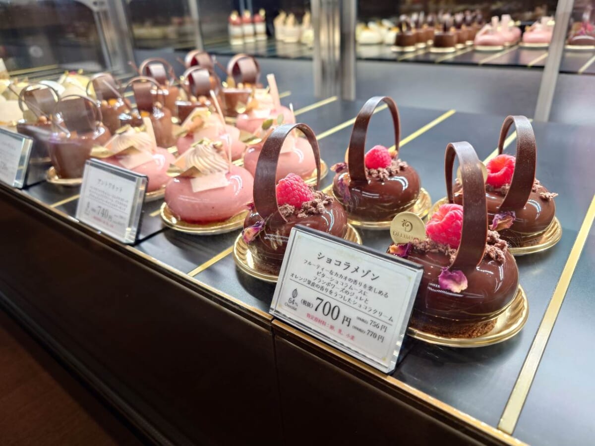 東京都千代田区・「パティスリー＆カフェデリーモ 東京ミッドタウン日比谷店」ショーケースのケーキ