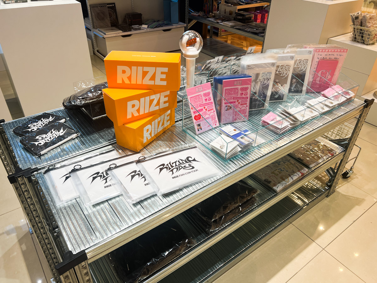 「Ktown4U GINZA」に並ぶグッズ