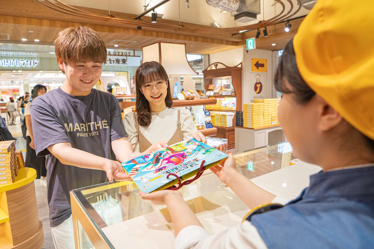 リアル脱出ゲーム『謎だらけの東京駅からの脱出』やってみた！東京ばな謎　キットを受け取るところ