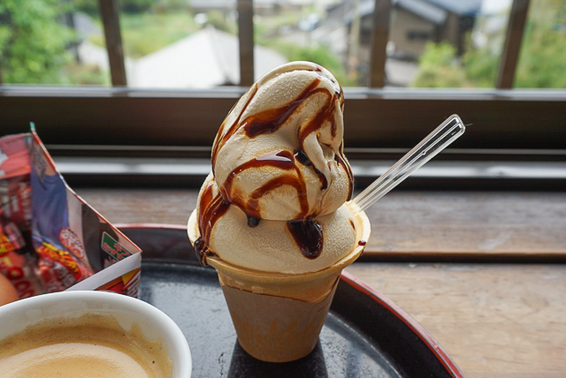 【べっぷ地獄めぐりグルメ】大分・別府で食べ歩き！岡本屋売店のプリンソフトが美味