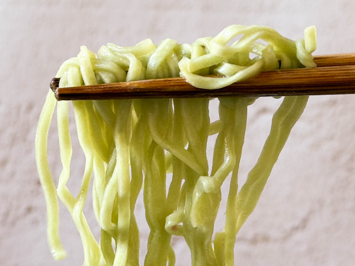 「リトルグリーンめん」のカップ麺の麺