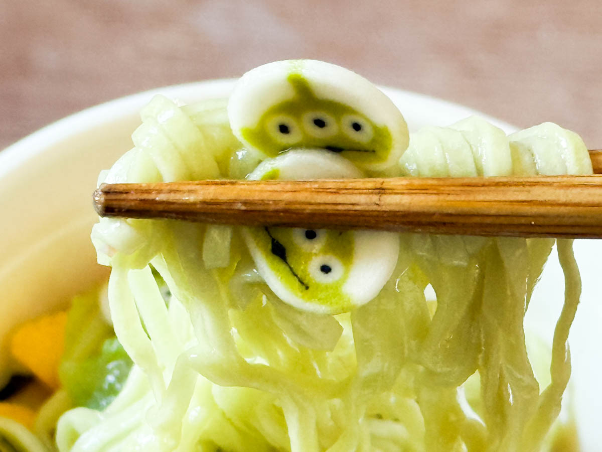 箸で持ち上げた「リトルグリーンめん」のカップ麺の麺