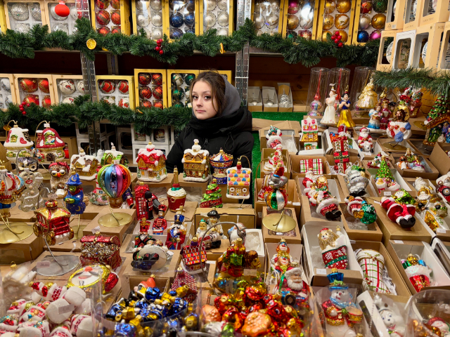 クリスマス飾りに囲まれた屋台の様子