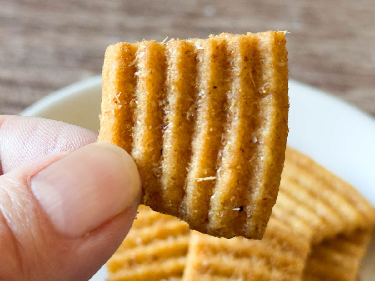 手に持った「おからけんぴ鰹」