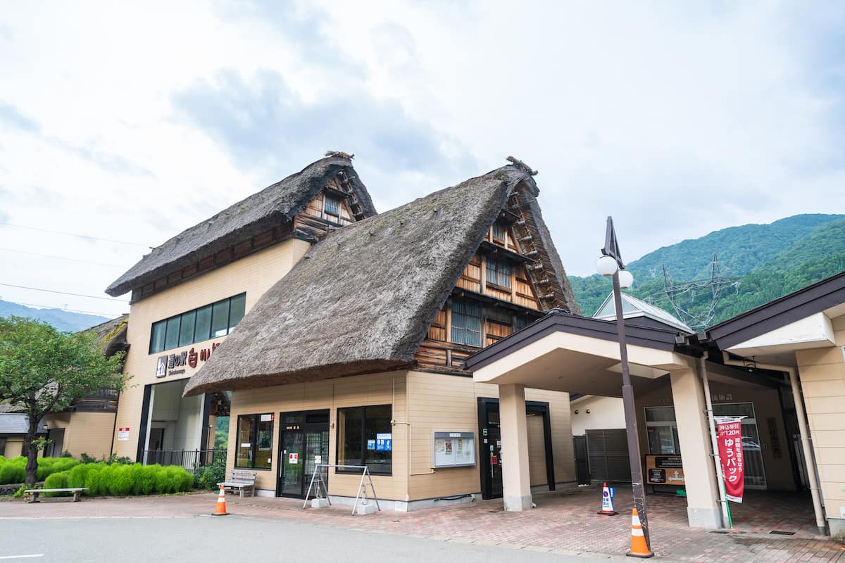 世界遺産・合掌造り集落へも近い「道の駅白川郷」は合掌造りの建物が印象的。併設の「合掌ミュージアム」は無料で見学できます