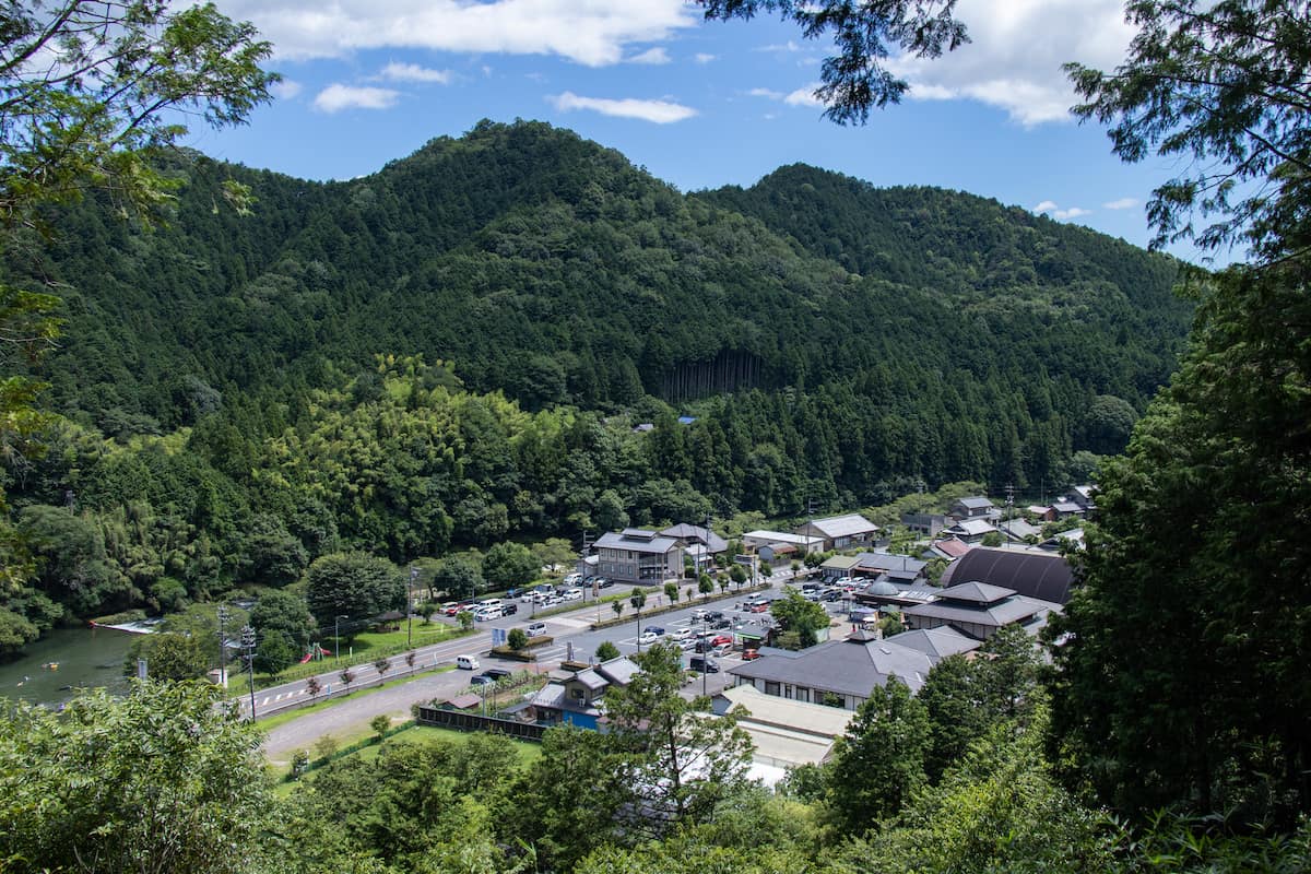 平成こぶし街道沿い、津保川のほとりに建設された「道の駅・平成」