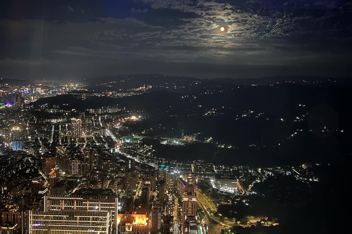 【台湾・台北101の天空ビュッフェ】絶景と味わう高級台湾グルメ×世界の珍味「饗 A Joy」夜景