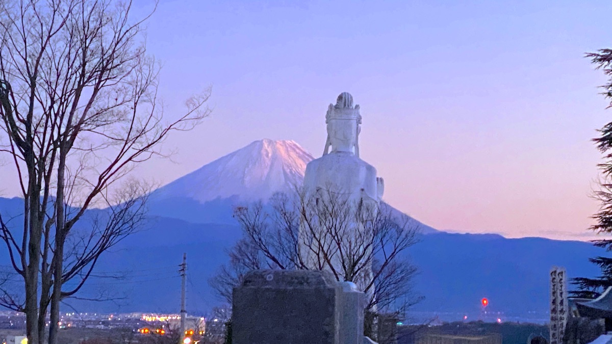 関東三観音のひとつ「韮崎平和観音」は富士山との絶景がすごい