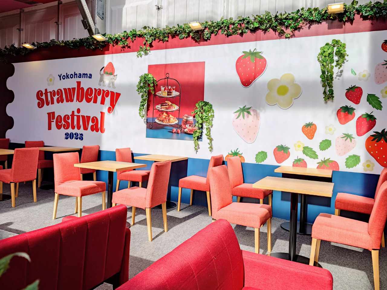 神奈川県横浜市・横浜赤レンガ倉庫「Yokohama Strawberry Festival 2025」会場内（いちごスイーツ専門店「いちびこ」の特設カフェテリア）