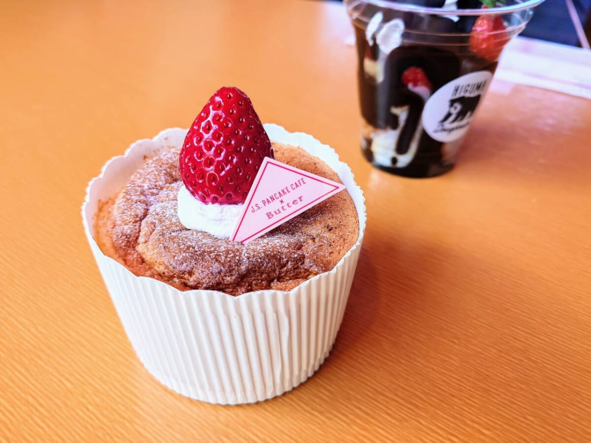 神奈川県横浜市・横浜赤レンガ倉庫「Yokohama Strawberry Festival 2025」会場内（J.S. PANCAKE CAFE×Butter」生食感スフレ「いちごミルク」