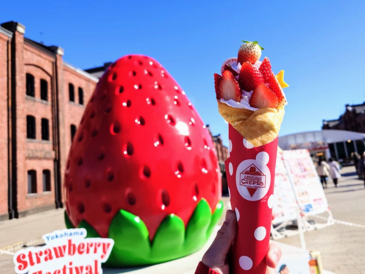 神奈川県横浜市・横浜赤レンガ倉庫「Yokohama Strawberry Festival 2025」イベント会場広場（オブジェ、にし庵クレープの全部乗せ贅沢いちごクレープ）