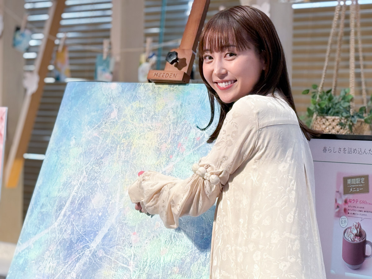 アーティストとして絵画作品の創作活動も行う倉中るなさんと、桜の下絵