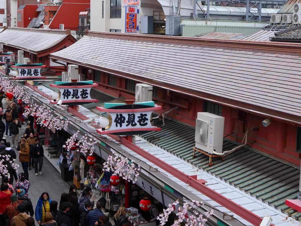 屋根の上から見た仲見世