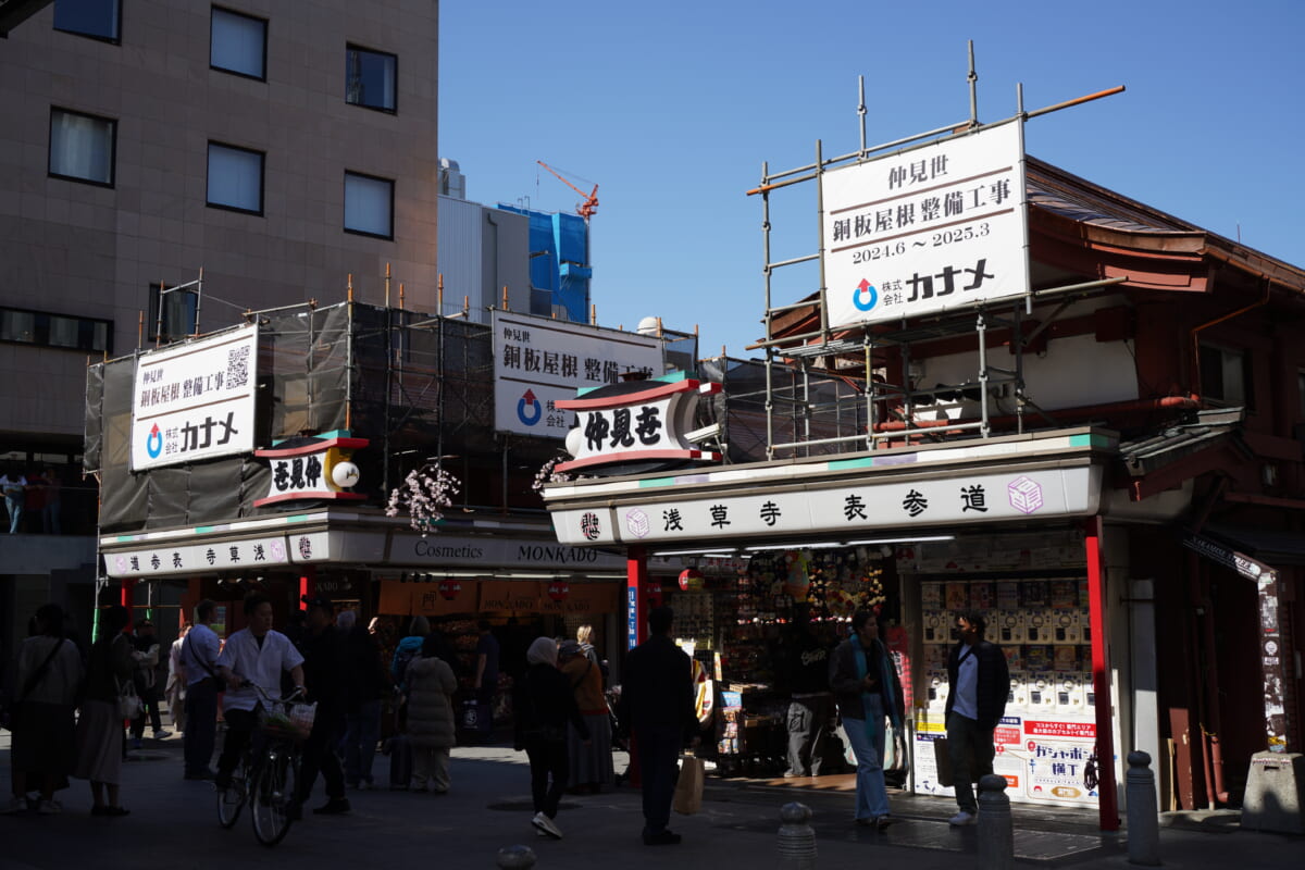 カナメの社名看板のアップ