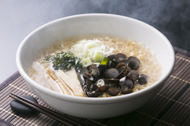 「道の駅 十三湖高原トーサムグリーンパーク」しじみラーメン調理例