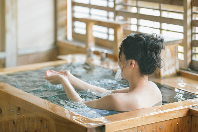 女性が温泉に入っています