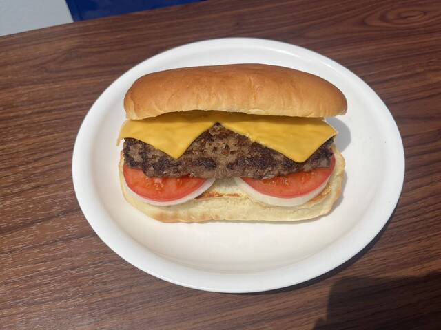 道の駅かでな　ロータリードライブイン「ジャンボチーズバーガー」