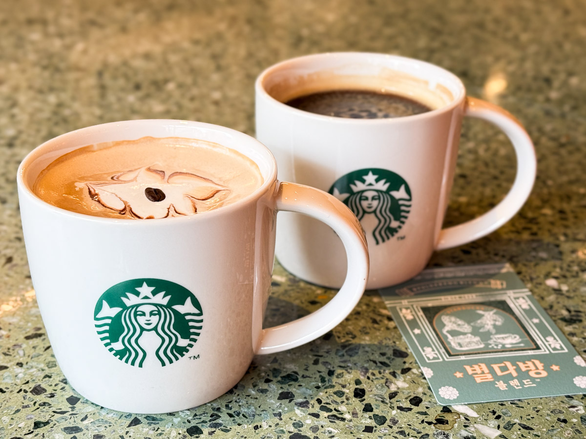 スターバックス1号店クリームラテ（手前）