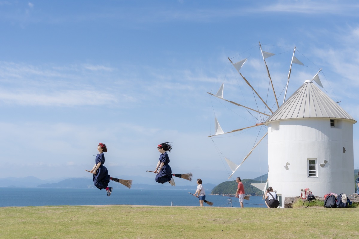 絶景！道の駅【18】空と海とオリーブと風車と。魔法のほうきで空も飛べる！？香川県「道の駅 小豆島オリーブ公園」