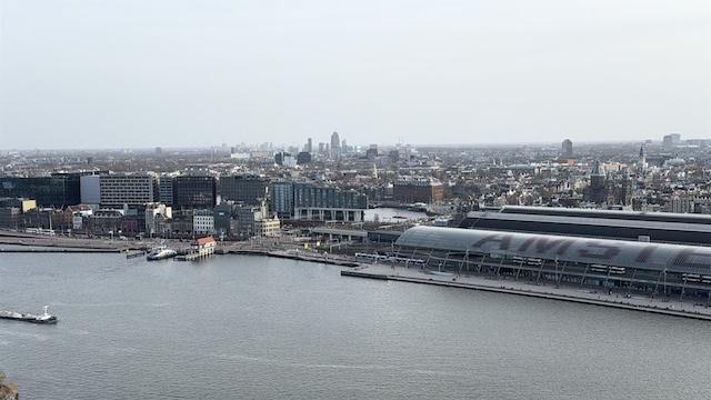 A'DAM Lookout Over the Edgeブランコ　アムステルダム　オランダ　アムステルダム駅