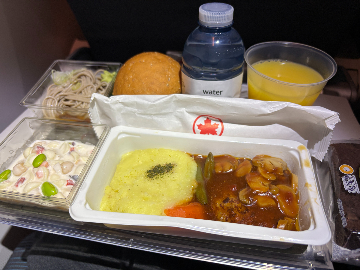 １食目はハンバーグのエスパニョールソースでソバもついています
