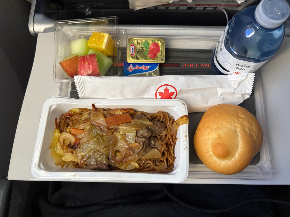 到着前の2食目はチキンヌードルです